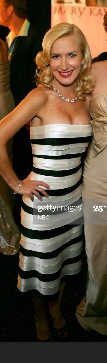 Petite Blonde actress Angela Kinsey is such a naughty slut. That pretty face needs to be painted #DWC71mYo