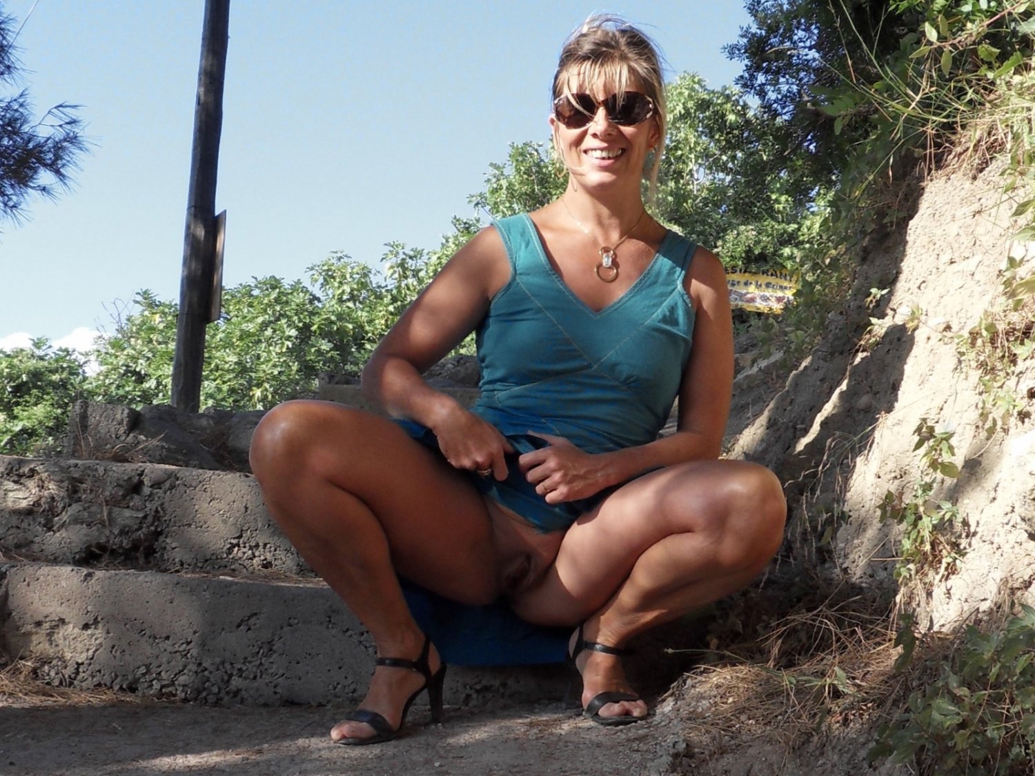 Lisa - I show my open pussy under my small light dress in Corsica #DIVDQFVb