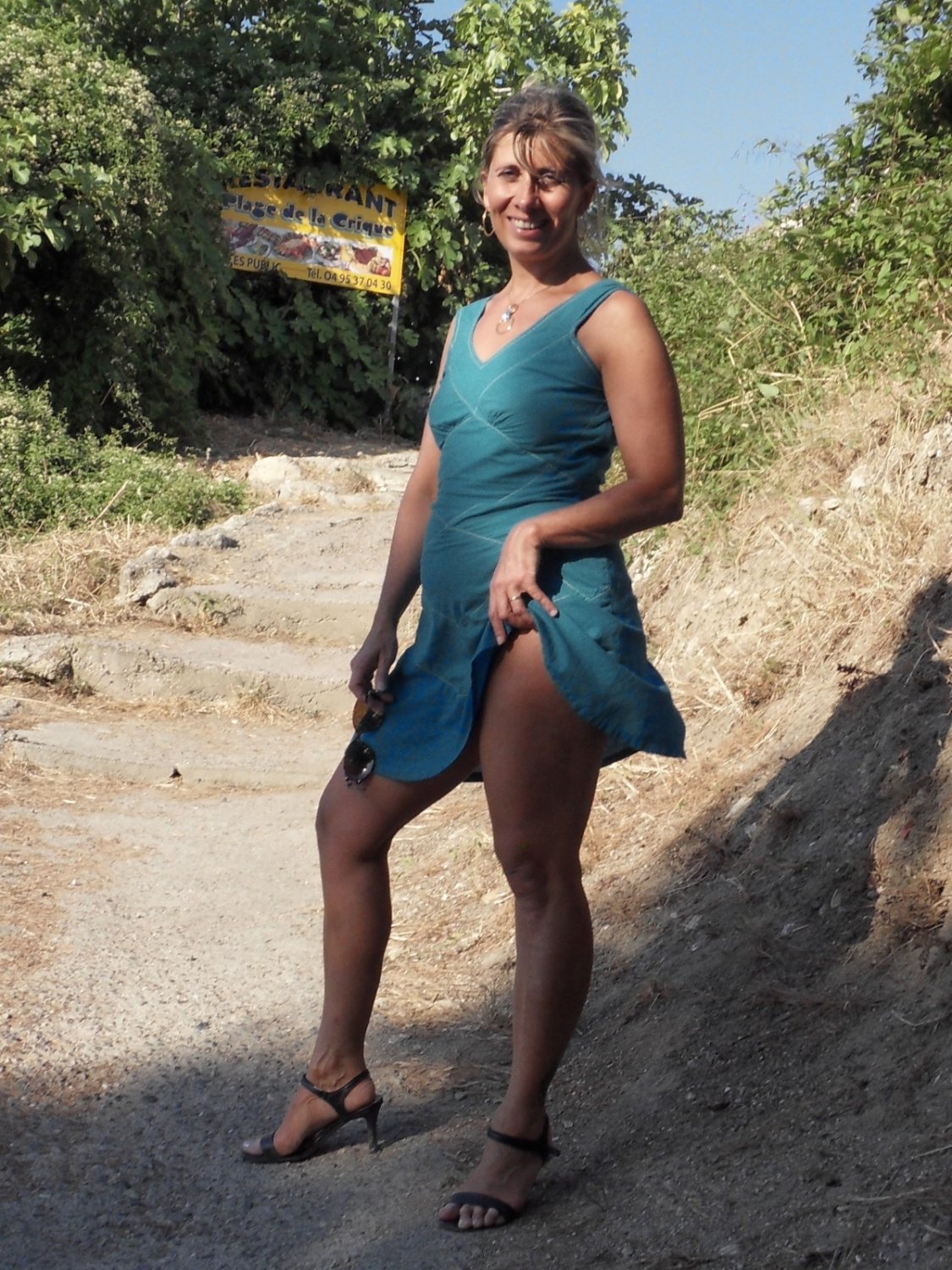 Lisa - I show my open pussy under my small light dress in Corsica #PdiiR6nv